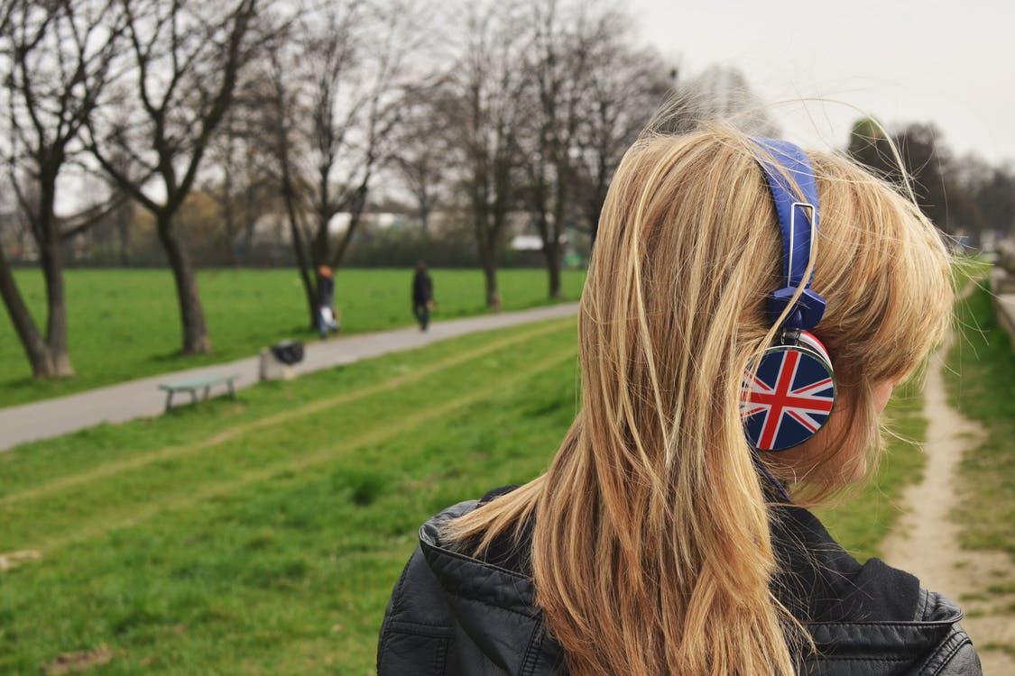 jeune femme avec casque audio drapeau anglais