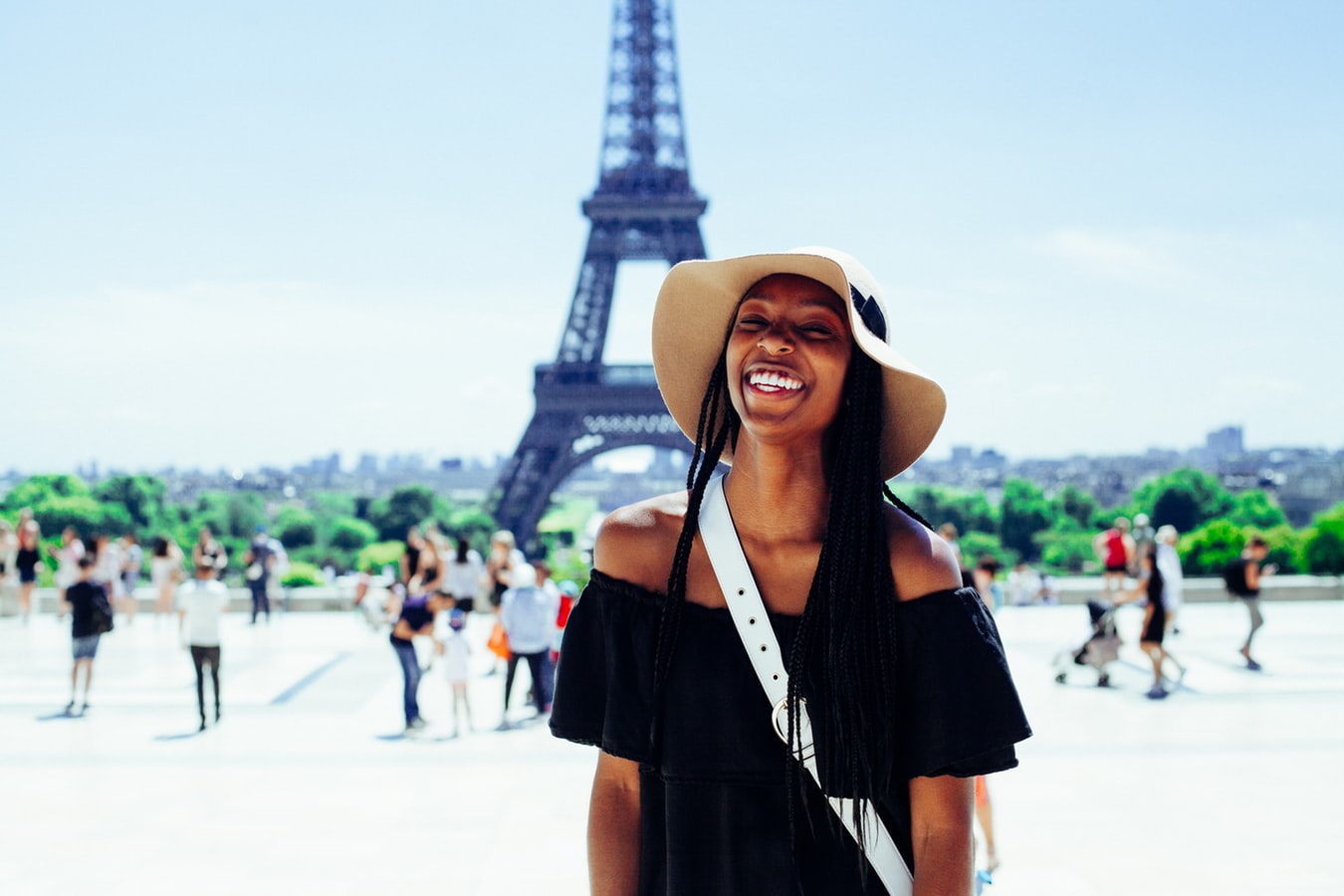 jeune fille devant la tour Eiffel