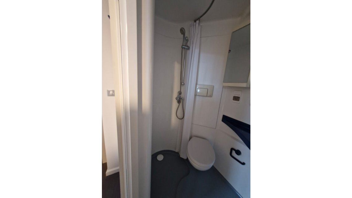 Salle de bain + Toilettes avec rangement et lavabo