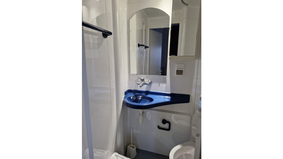 Salle de bain + Toilettes avec rangement et lavabo