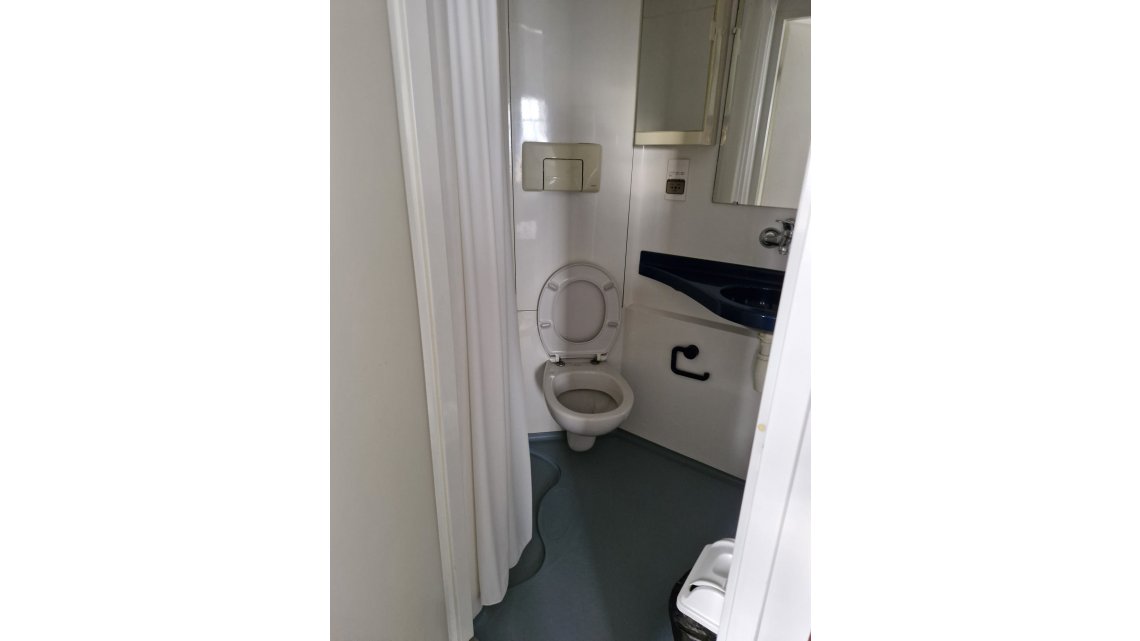 Salle de bain avec toilettes, lavabo douche et rangement 