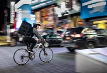 coursier à vélo dans rue
