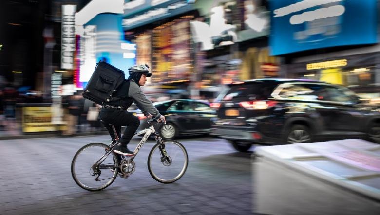 coursier à vélo dans rue