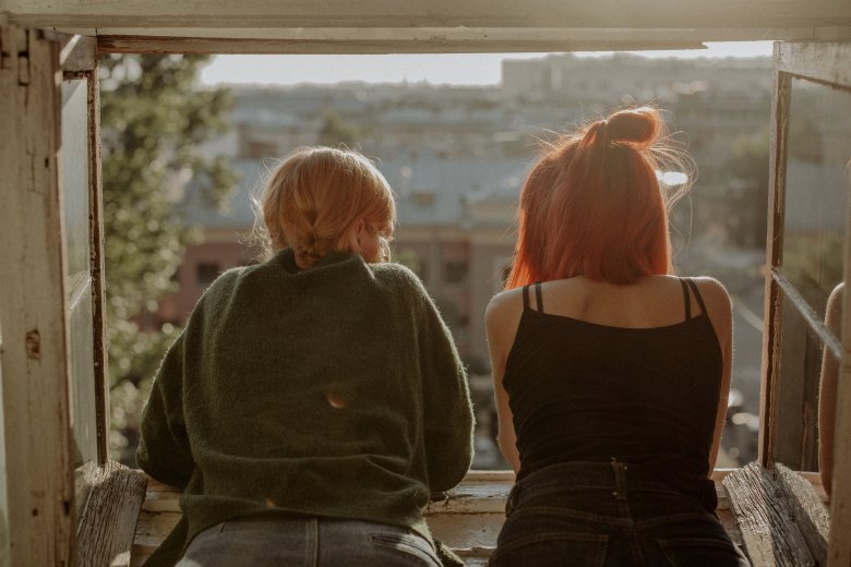 jeunes femmes regardant par une fenêtre