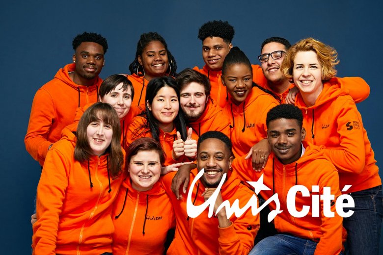 groupe de jeunes souriant portant un sweatshirt orange